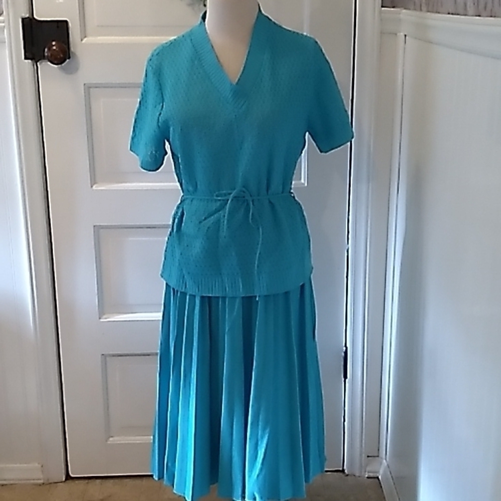 Vintage 1970s blue pleated skirt sweater set